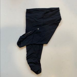 Lululemon Black leggings - below knee - size 6
